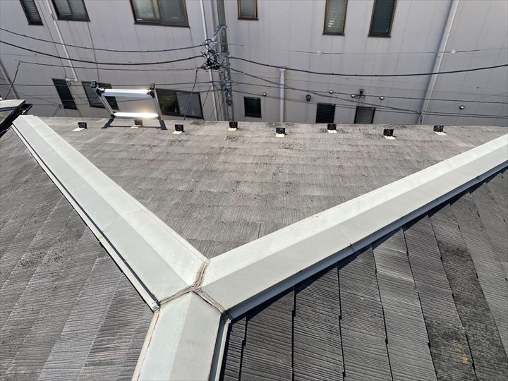 スレートや棟板金を上から見た様子