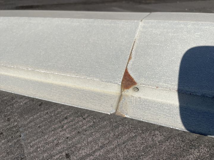 棟板金にチョーキングや錆が発生している様子