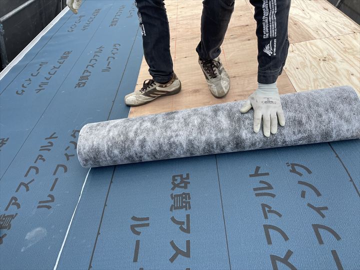防水紙を敷設している様子