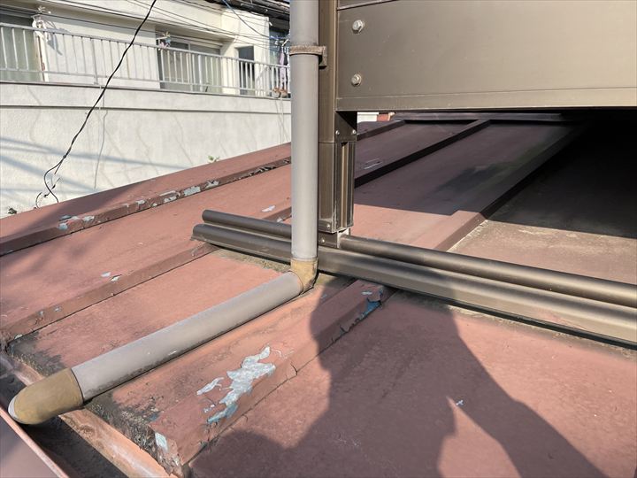 屋根の色褪せと塗装がはがれている様子