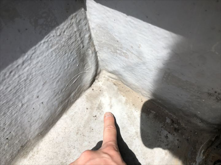 雨漏りの影響により膨らんでいる屋上の一部