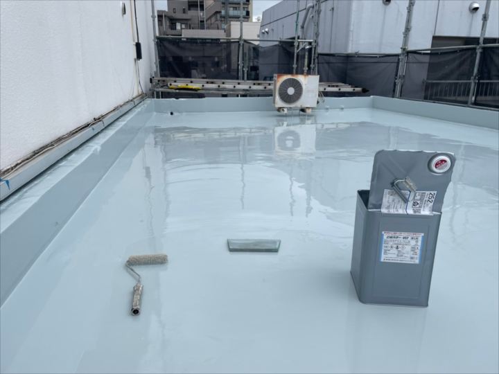 2層目の防水材塗布の様子