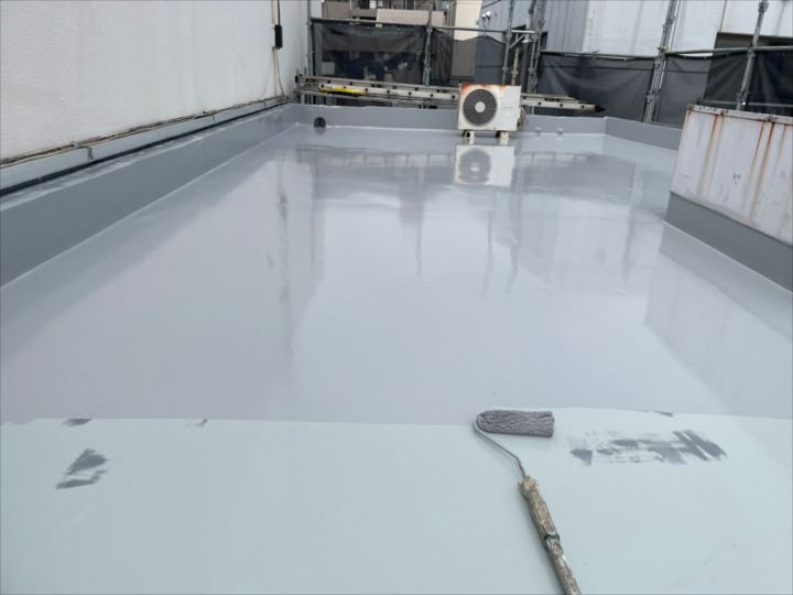 トップコートを塗布している様子