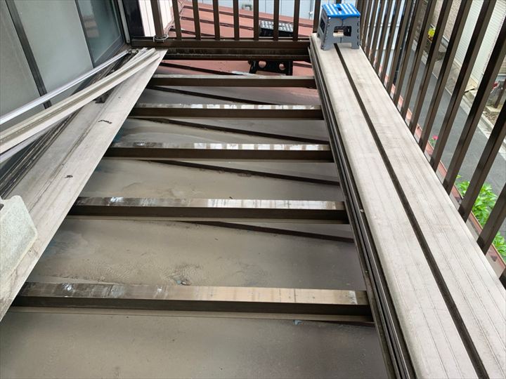 ベランダの床を取りはずした様子