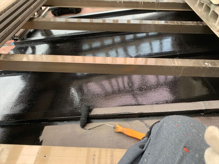 下塗り作業の様子