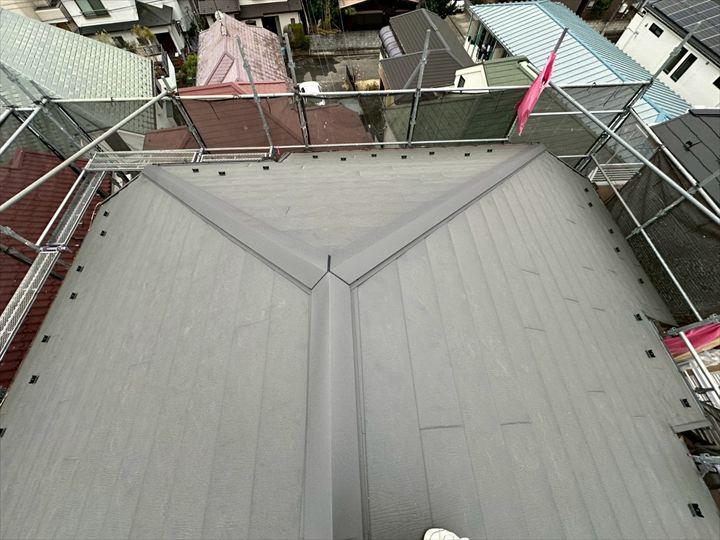 棟板金を取り付けて完了