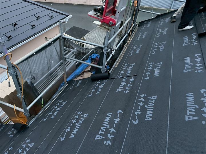 野地板を貼り終えたら、ルーフィングを敷設していきます②