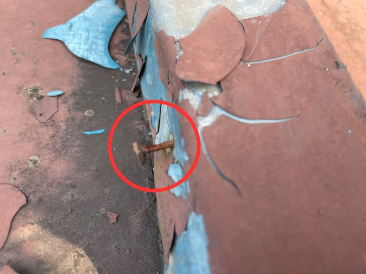 釘が浮いている様子