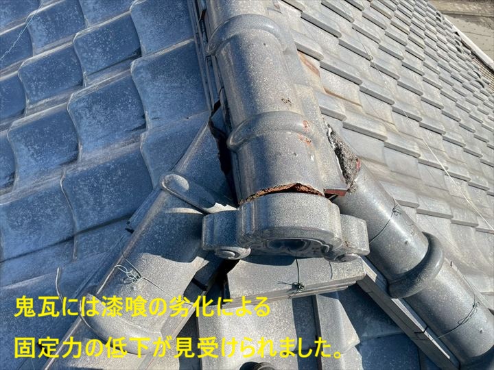 鬼瓦は漆喰の劣化により固定力の低下が見受けられました。