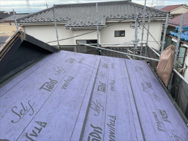 防水紙を敷設した屋根