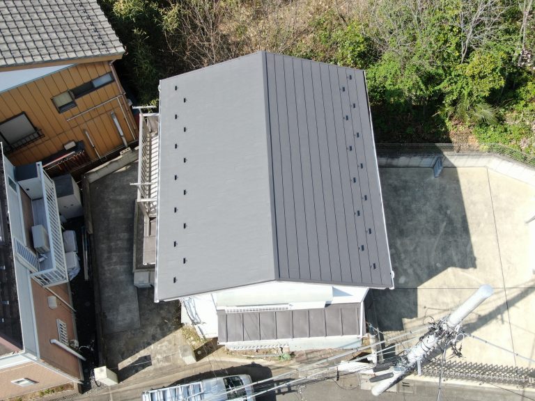 ガルバリウム鋼板製の屋根材を使用した屋根葺き替え工事　完工写真