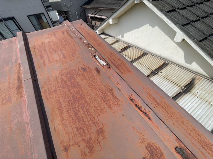 屋根塗装の剥がれが目立っている様子