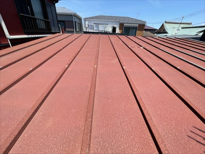 屋根に上って状況を把握している様子