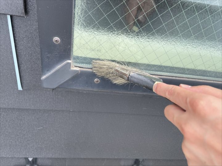 下地処理として清掃をしている様子