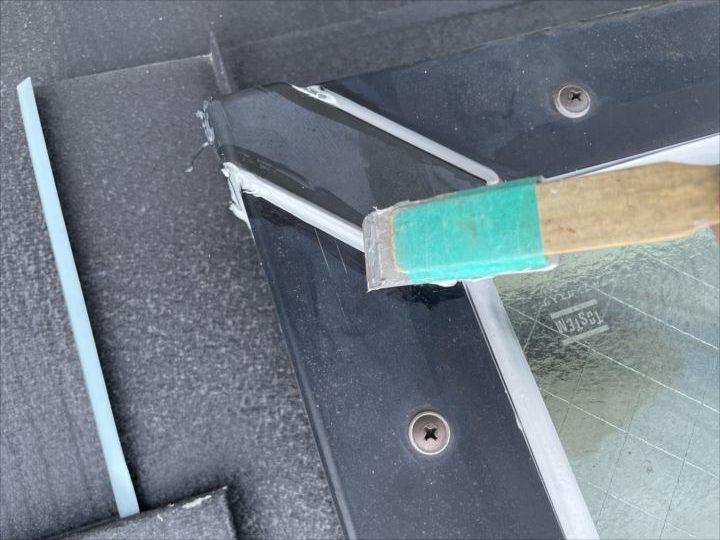 シーリング剤をへらで伸ばす様子