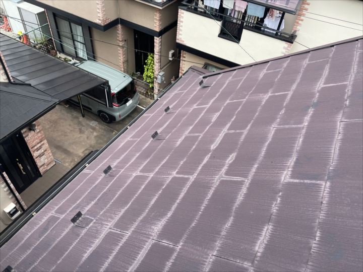 色褪せやチョーキングが発生している屋根の様子