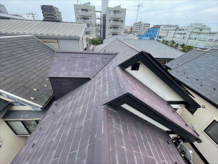 屋根の上に乗って屋根を確認する様子