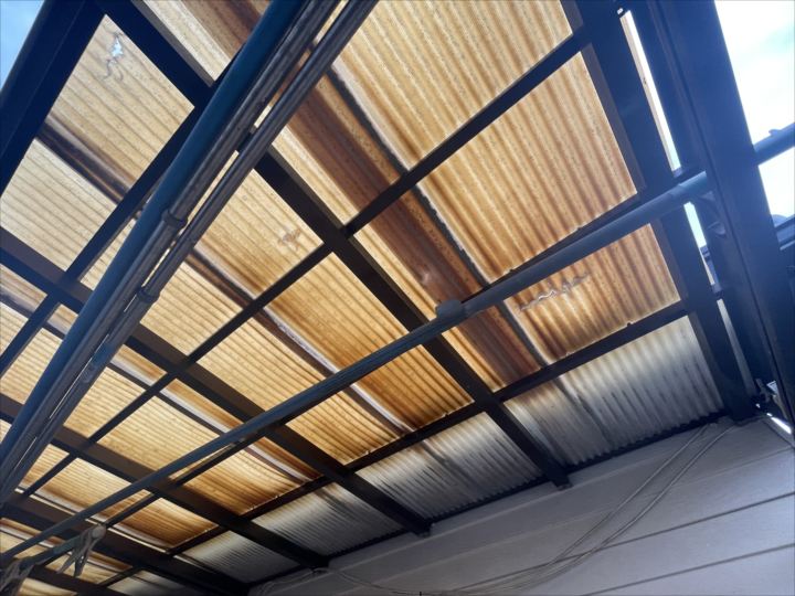 波板の変色や変形の様子