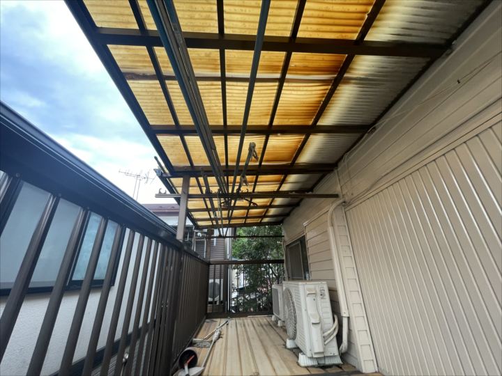 ベランダ内から見た波板の様子