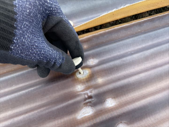 波板撤去のためにフックを外している様子