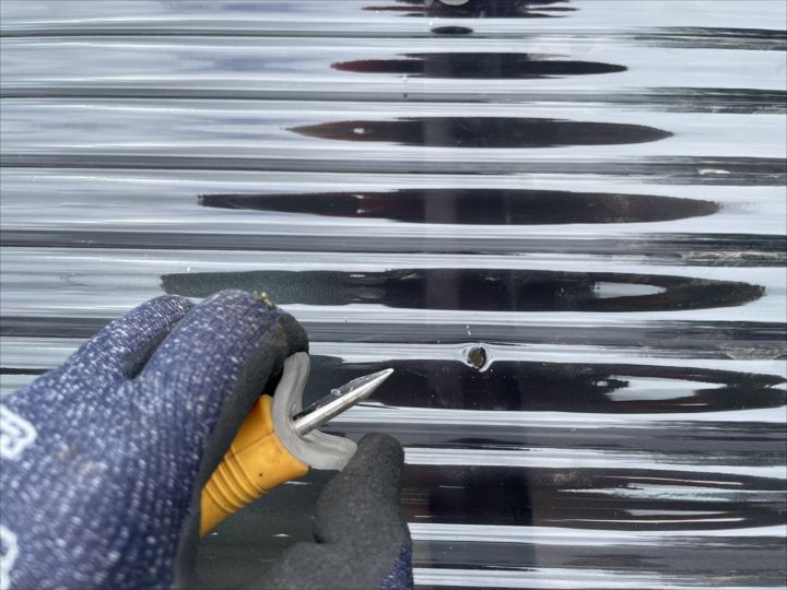 錐で下穴をあける様子