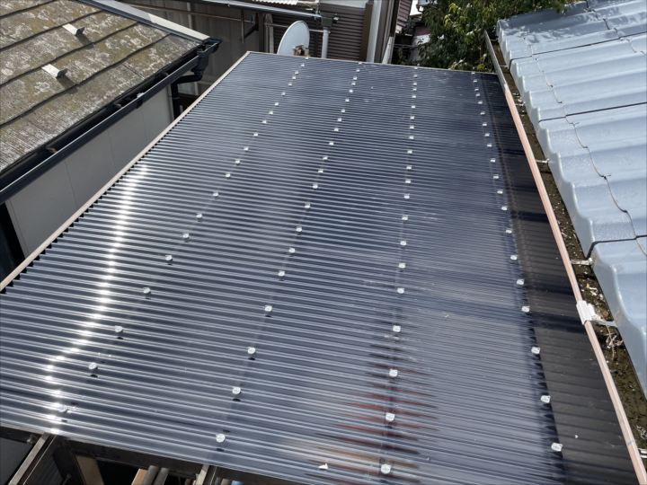 波板をフックで取り付けている様子