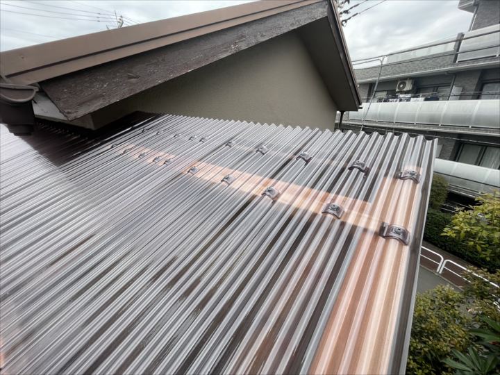 複数枚の波板を設置している様子