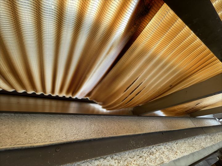 既存の波板の変色と変形の様子