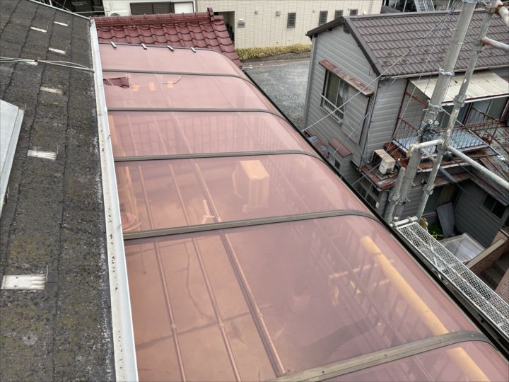 強風により破損が生じたベランダ屋根