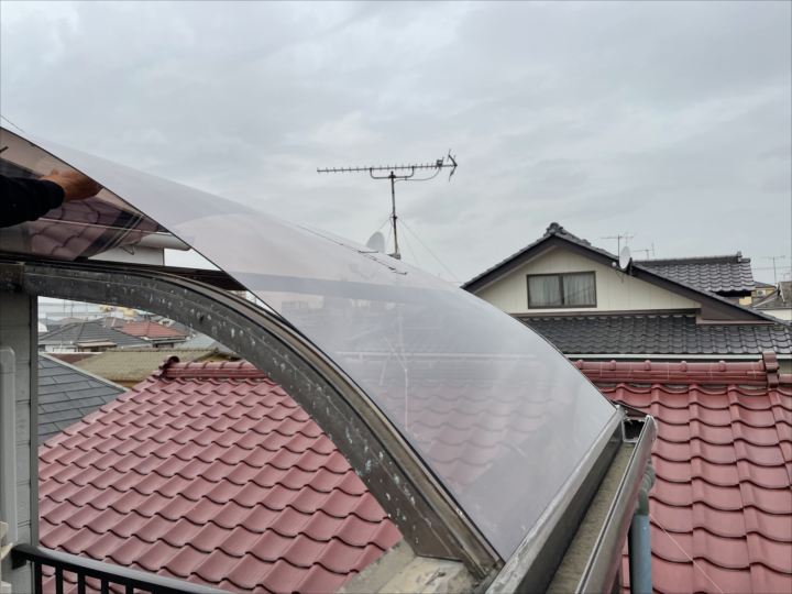 既存波板の撤去作業の様子