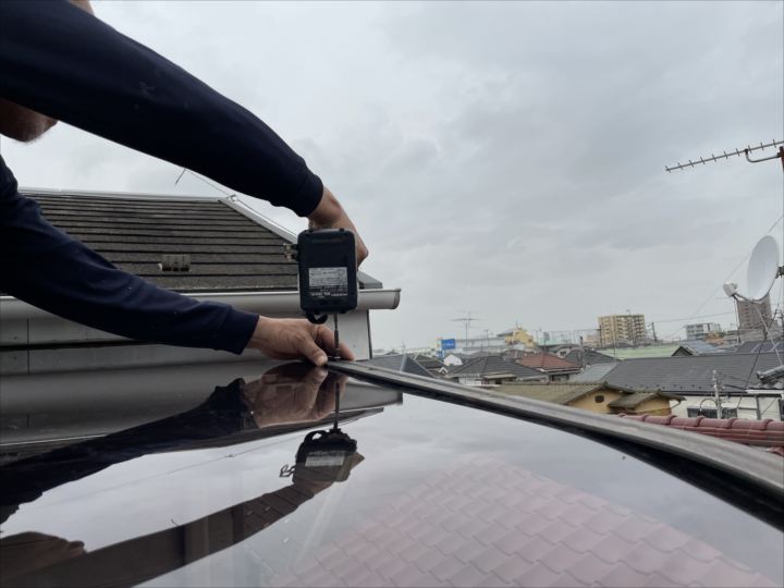 新規平板をフレームに取り付けている様子