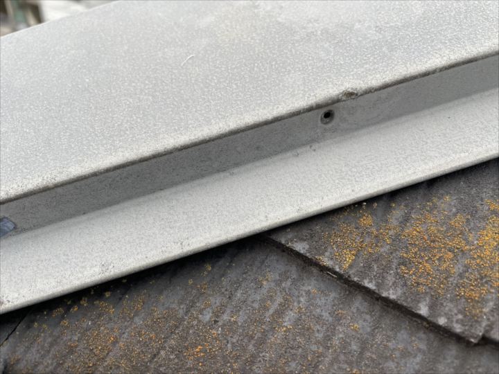 釘が棟板金から抜けている様子