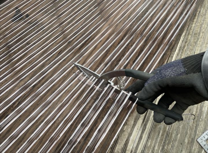 波板の大きさ調整の様子