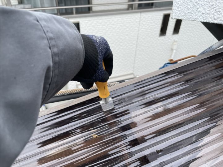 仮付けした波板に下穴をあける