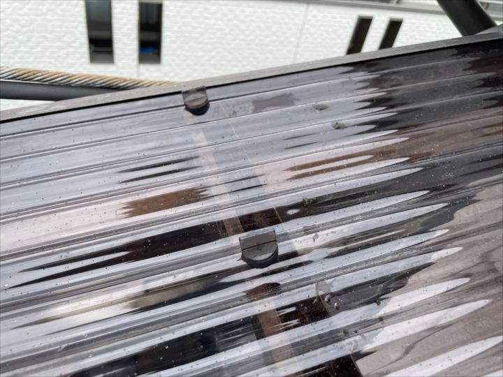 ポリカフックを付け波板を固定した様子