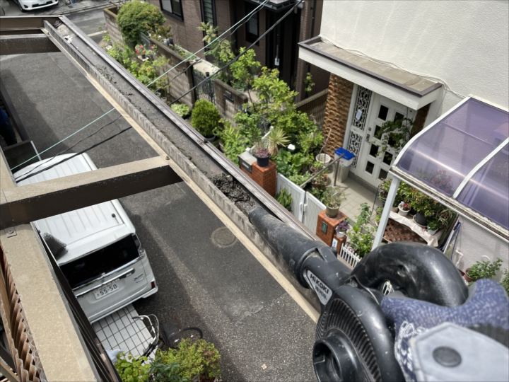 樋にたまっていた汚れの掃除作業