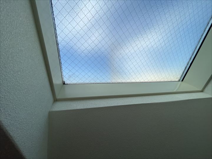 天窓を内側から見た様子