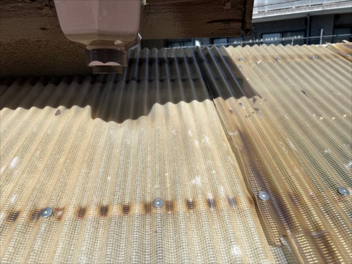 風災にあった波板の様子