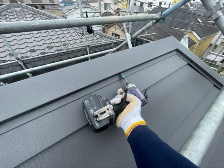 棟板金の設置の様子