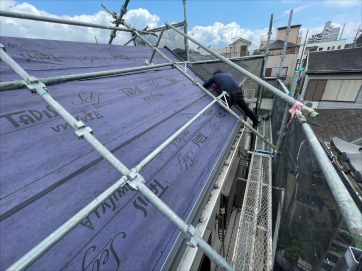 防水紙敷設作業の様子