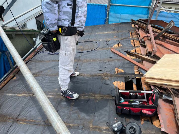 既存屋根材の撤去作業