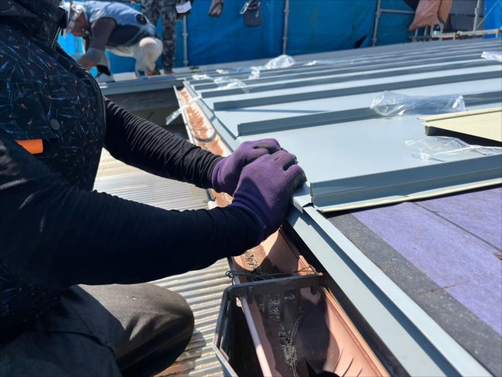 新規屋根材を取り付けている様子