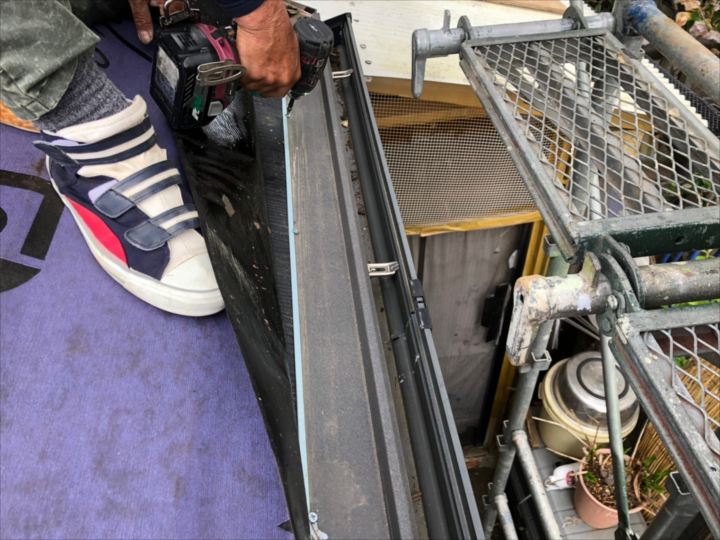 水切りを設置している様子