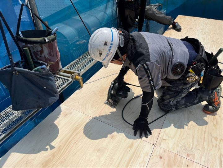 下地をバラ板で補強している様子