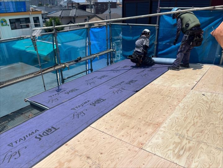 新規防水紙を取り付けている様子