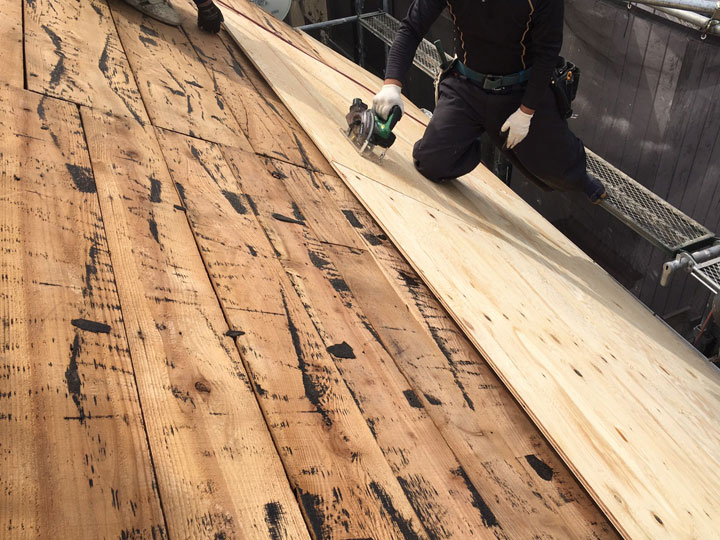 既存の野地板の上から新しい合板を重ねる「増し張り」