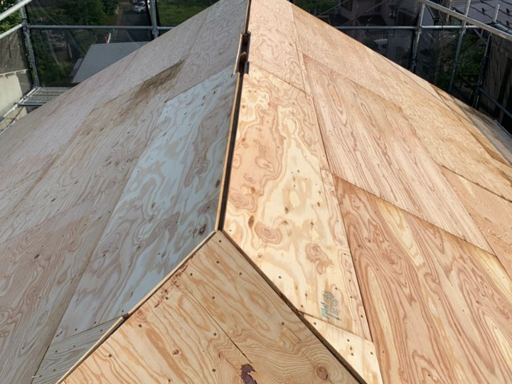 換気棟用の隙間を設けた野地板