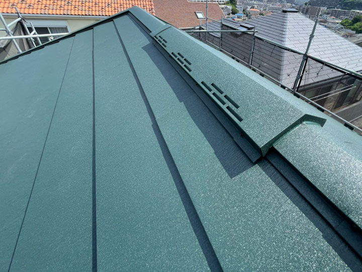 換気棟で通気を確保し、より小屋裏の暑さ緩和、結露対策を強化できます