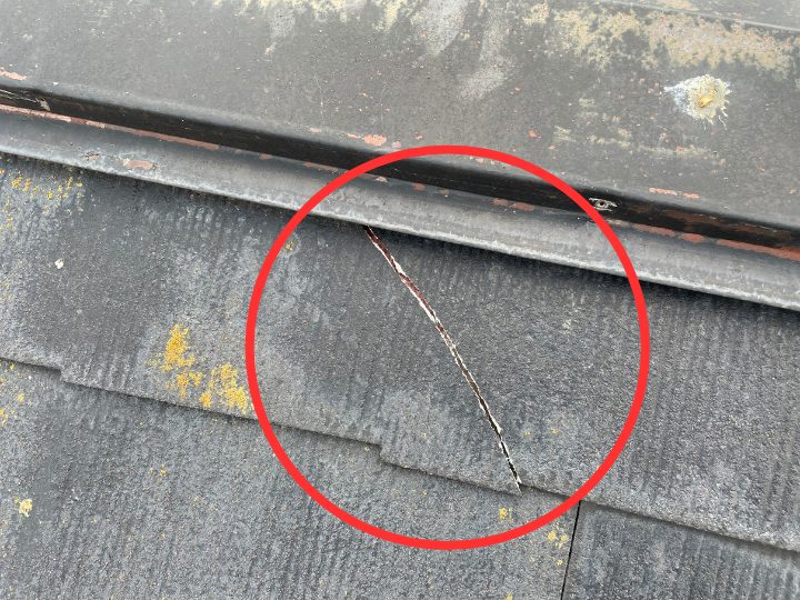 スレートにひびが入っている様子