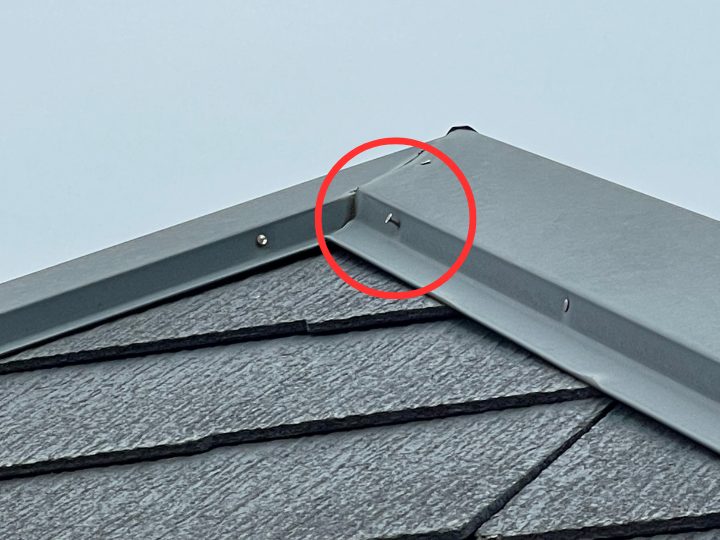 棟板金で釘浮きが発生している様子